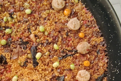 Arroz seco de habitas con butifarras, setas y romesco