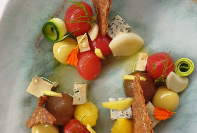 Ensalada de tomates tricolor, queso blau ceretà y olivas esferificadas