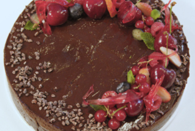 Tarta vegana de dátiles y chocolate con haba tonka y frutos secos (sin huevo y sin lactosa)