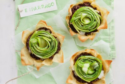 Mini Tartaletas Wonton con espárragos y morcilla de arroz