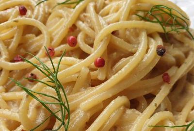 Spaguetti en salsa de anacardos y pimienta rosa