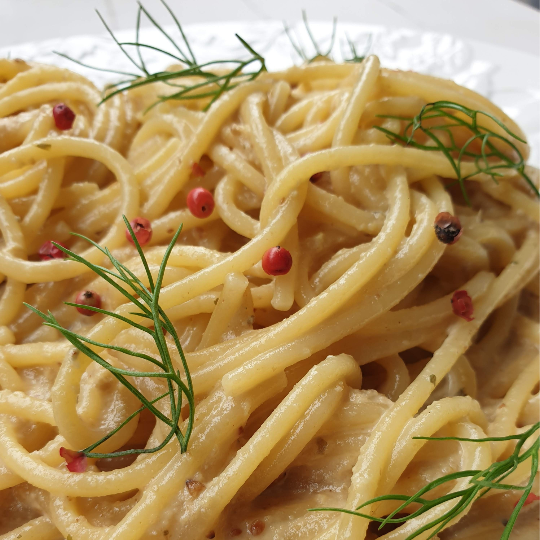 Spaguetti en salsa de anacardos y pimienta rosa